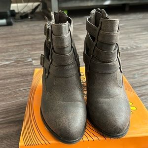 Forever brand booties style is Camila-62 in Brown size 6.